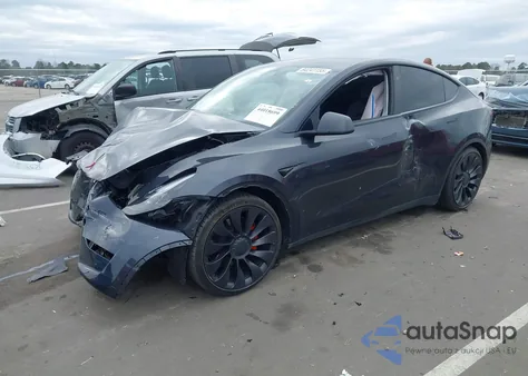 2024 Tesla Model Y Performance Dual Motor All-Wheel Drive z USA, uszkodzony, nr VIN 7SAYGDEF9RF022552
